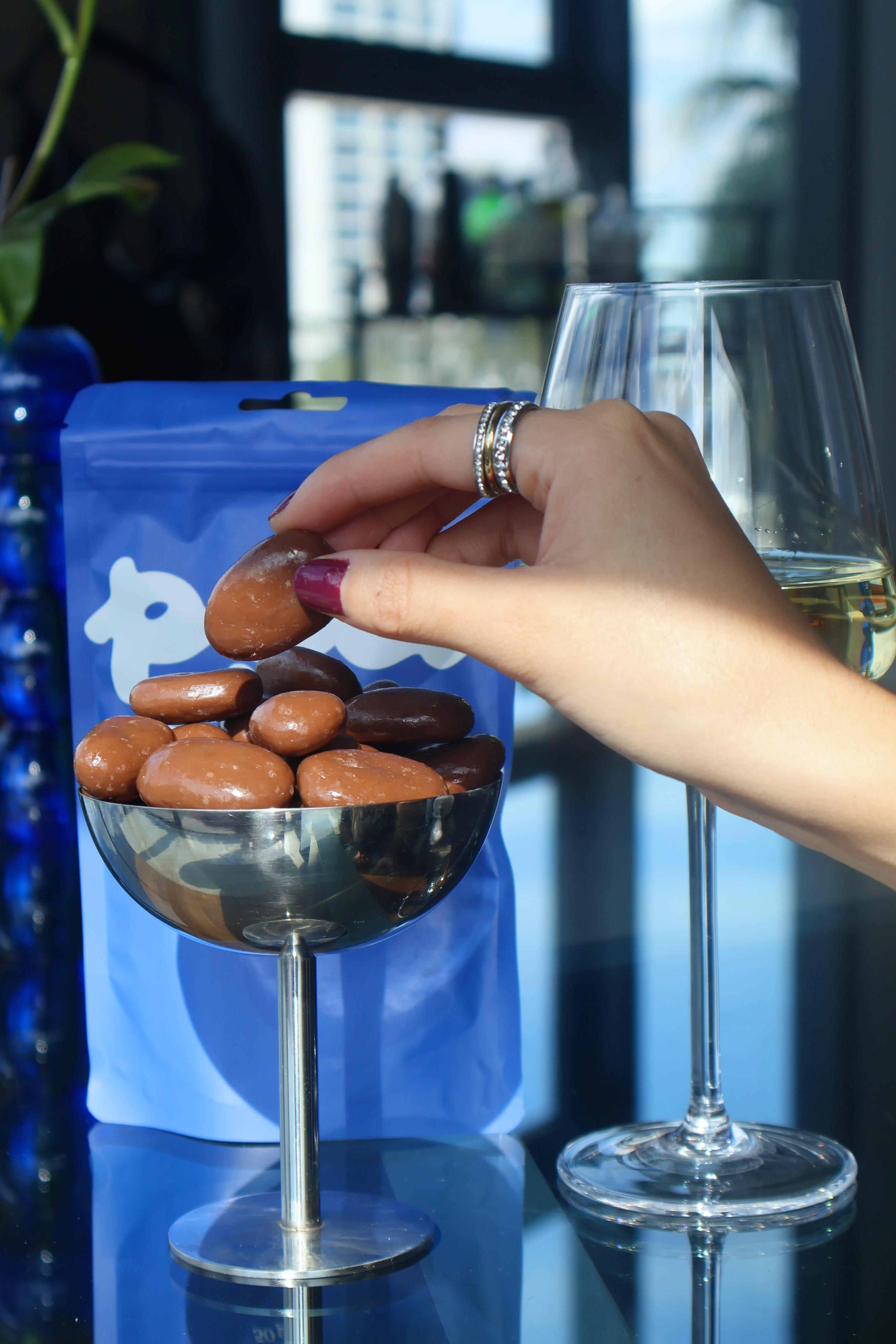 Nuez pecana garapiñada cubierta con chocolate